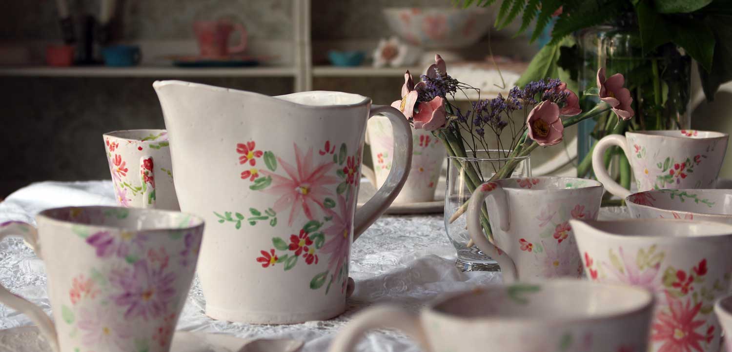 Nahaufnahme gedeckter Tisch mit blümchen Keramikgeschirr