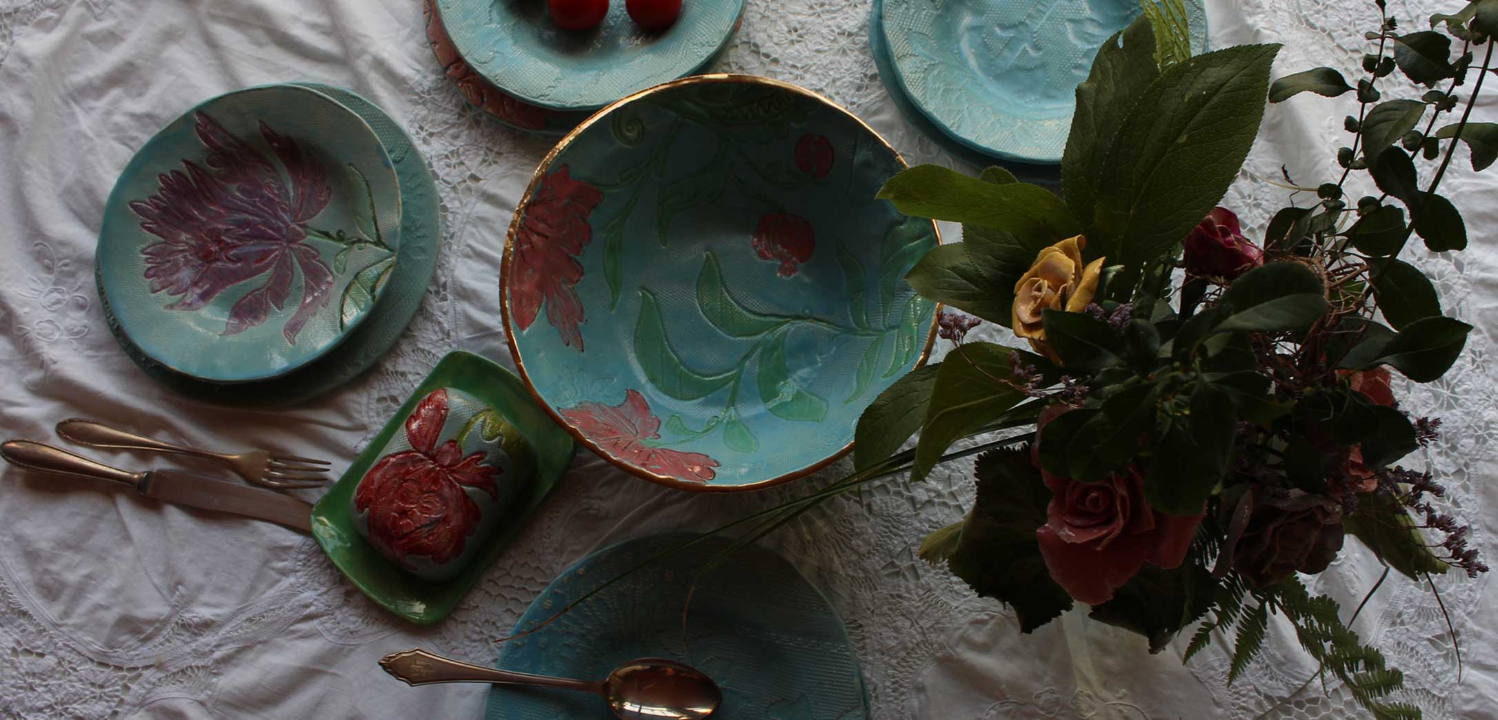 Nahaufnahme gedeckter Tisch mit türkisem Keramikgeschirr