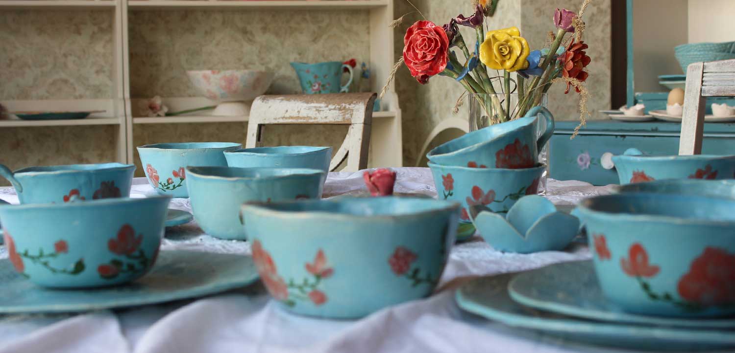 Nahaufnahme gedeckter Tisch mit rosen Keramikgeschirr