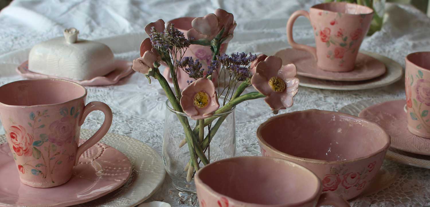 Nahaufnahme gedeckter Tisch mit rosanem Keramikgeschirr