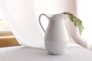 Eine schlicht in weiß gehaltene Teekanne aus Keramik