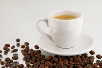 In weiß gefertigte Keramiktasse